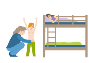 Eine Frau hilft einem Jungen dabei, sich fürs zu-Bett-gehen zu richten. Ein anderer Junge schläft bereits im Stockbett