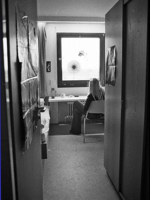 Eine Jugendliche mit langen, blonden Haaren in ihrem Zimmer.