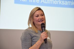 Annette Krawczyk, stellvertretende Referatsleiterin des KVJS-Landesjugendamtes, begrüßt die rund 70 Tagungsgäste im KVJS-Tagungszentrum Gültstein.