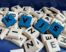 Scrabble Buchstaben KVJS in blau