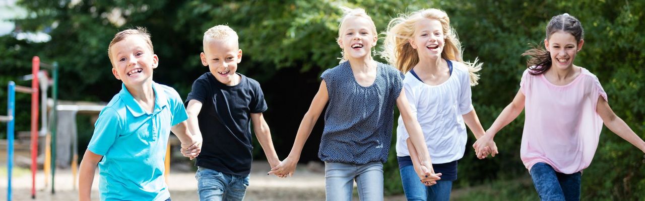 Kinder laufen auf dem Schulhof