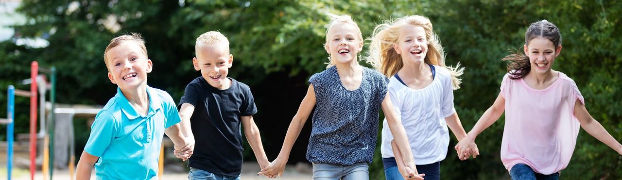 Kinder laufen auf dem Schulhof