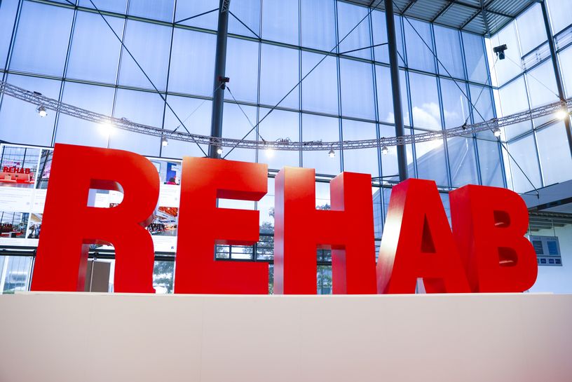 Schriftzug REHAB in großen Buchstaben vor der Messehalle.