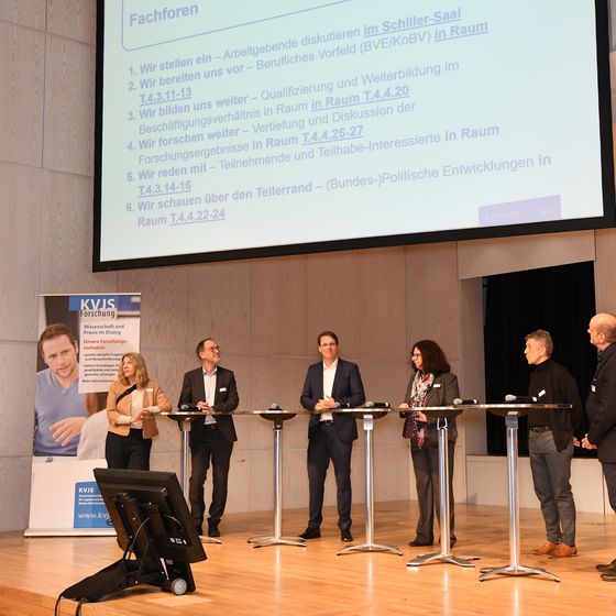Die Akteure des Fachtags stehen auf dem Podium
