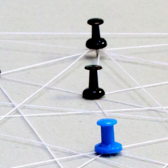 Pins mit Faden verbunden