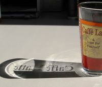 Glas mit Schriftzug im Sonnenlicht