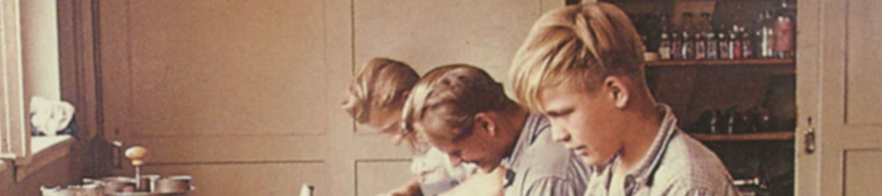 3 Jugendliche in der Schuhmacherwerkstatt im Schönbühl. 