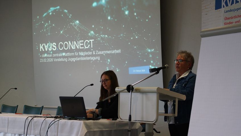 Verbandsdirektorin Kristin Schwarz und Dr. Nele Kaltenbacher pr&auml;sentieren die digitale Mitgliederplatform