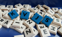Buchstabenwürfel in weiß und blau KVJS