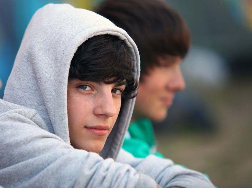 Nahaufnahme eines Jungen mit grauem Kapuzenpullover