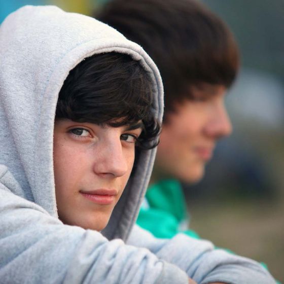Nahaufnahme eines Jungen mit grauem Kapuzenpullover
