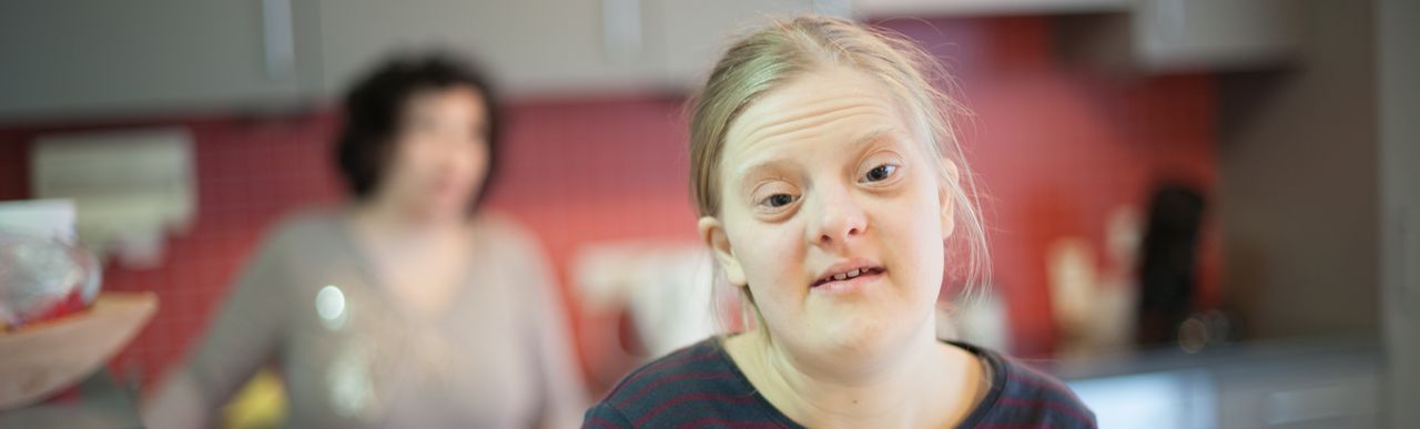 Mädchen mit Down-Syndrom lächelt