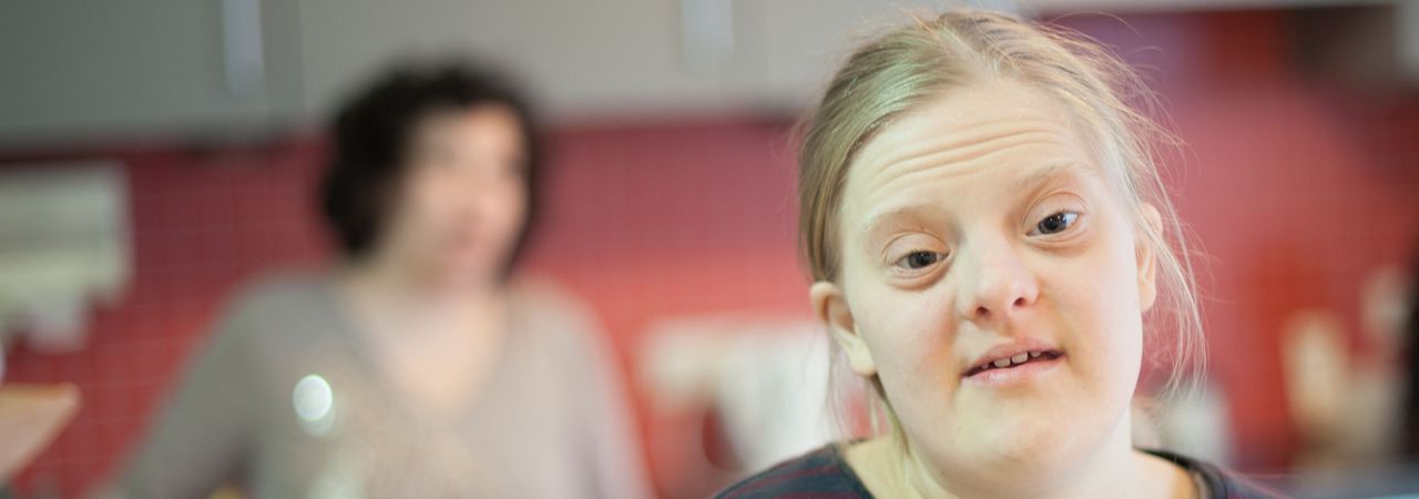 Mädchen mit Down-Syndrom lächelt
