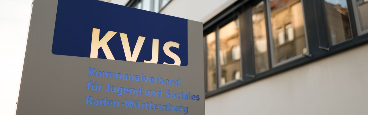 Gebäude von außen und Verbandslogo