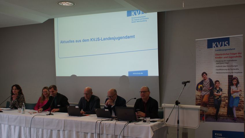 Dezernatsleiter Gerald H&auml;cker sowie die Referatsleitungen beziehungsweise Mitarbeitenden stellen &bdquo;Aktuelles aus dem KVJS-Landesjugendamt&ldquo; vor