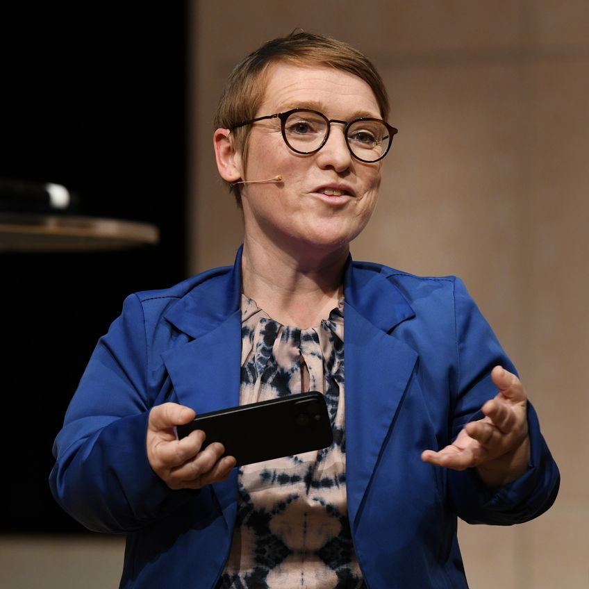 Landesbehindertenbeauftragte Simone Fischer auf dem Podium