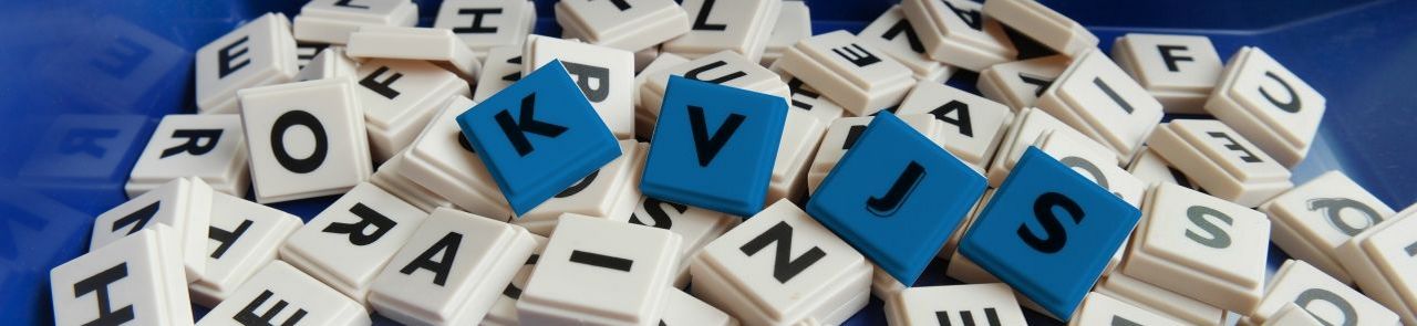 Scrabble-Buchstaben KVJS in Blau