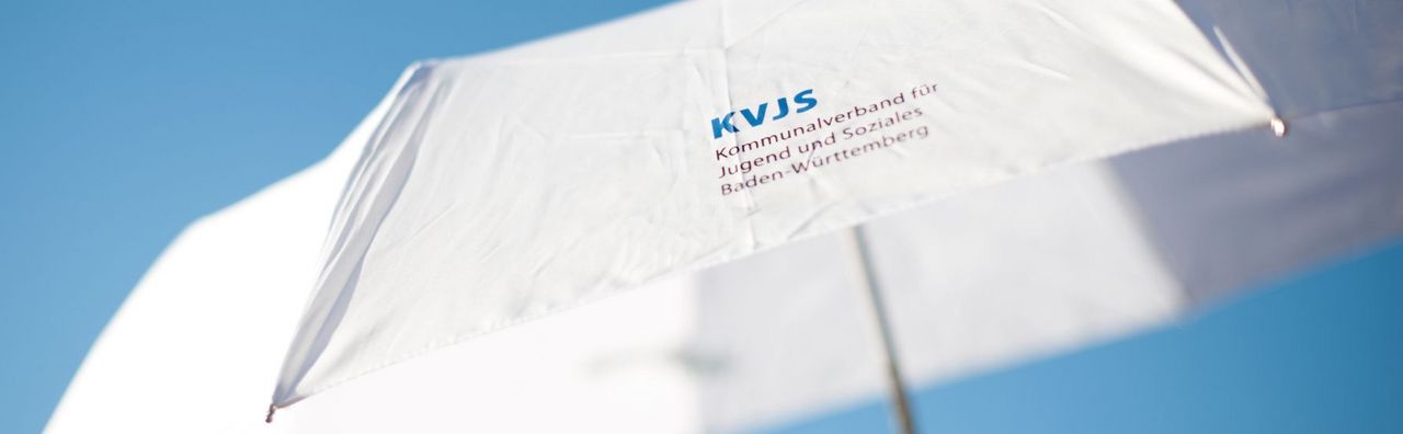 Schirm mit KVJS-Logo