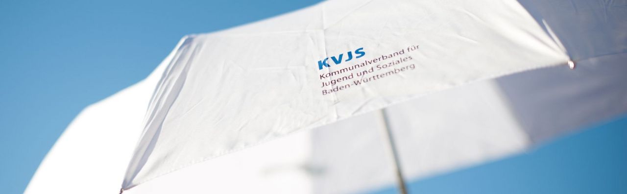 Schirm mit KVJS-Logo
