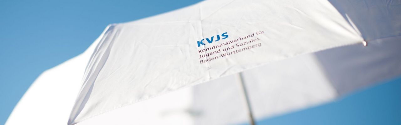 Schirm mit KVJS-Logo