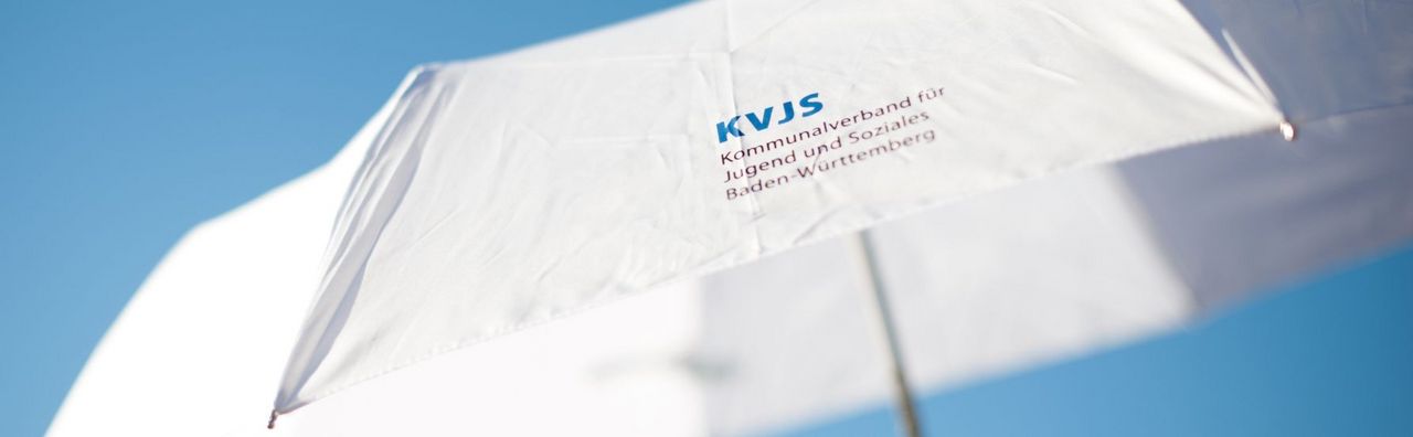 Schirm mit KVJS-Logo