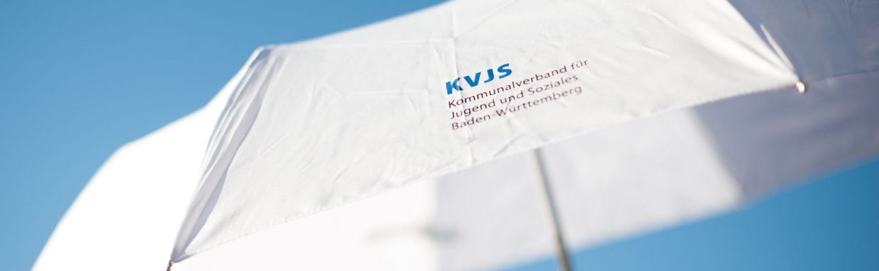 Schirm mit KVJS-Logo