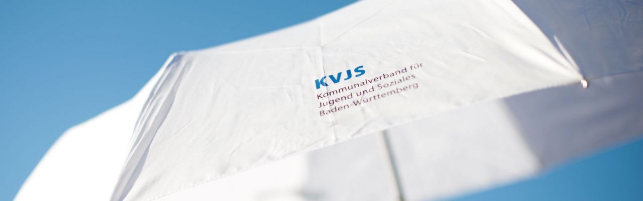 Schirm mit KVJS-Logo