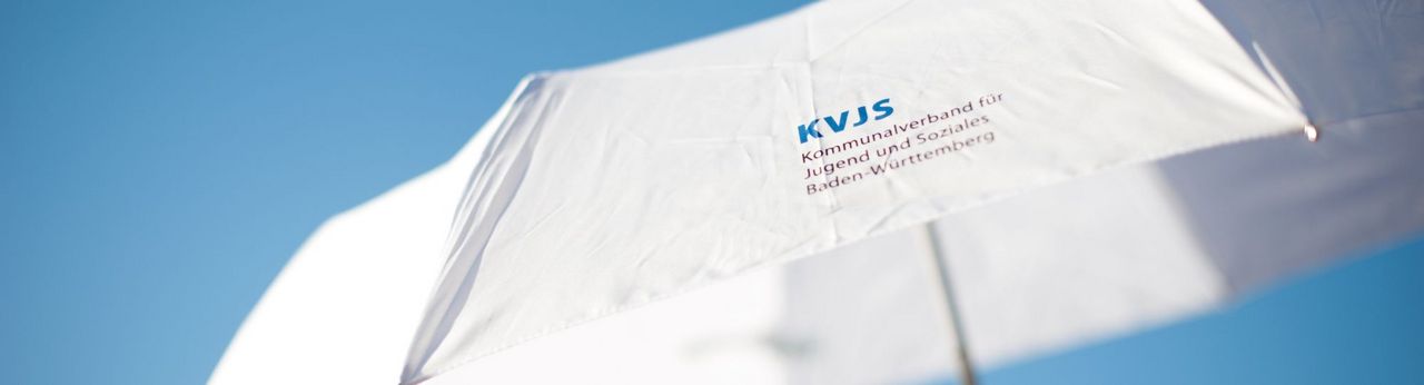 Schirm mit KVJS-Logo