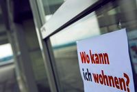 Schild mit der Aufschrift "Wo kann ich wohnen?" an Tür