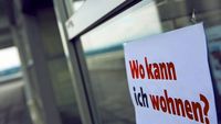 Schild mit der Aufschrift "Wo kann ich wohnen?" an Tür
