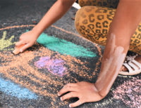 Mädchen malt mit Kreide
